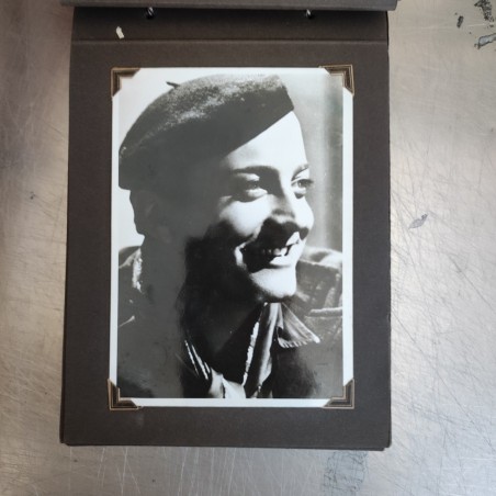 Album di 19 foto autografe di vari attori e attrici, anni '30-'40. Ingiallimenti