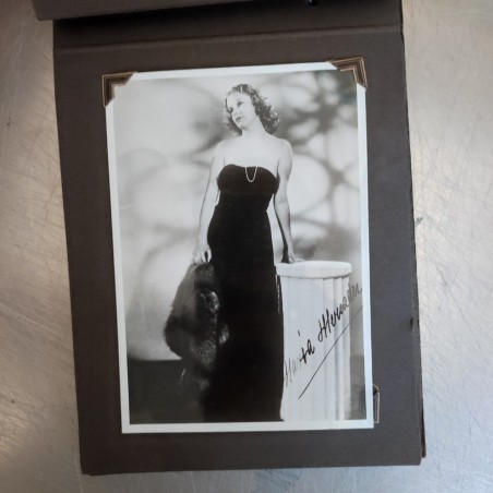 Album di 19 foto autografe di vari attori e attrici, anni '30-'40. Ingiallimenti