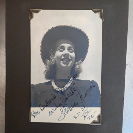 Album di 19 foto autografe di vari attori e attrici, anni '30-'40. Ingiallimenti
