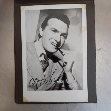 Album di 19 foto autografe di vari attori e attrici, anni '30-'40. Ingiallimenti