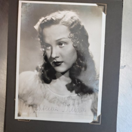 Album di 19 foto autografe di vari attori e attrici, anni '30-'40. Ingiallimenti