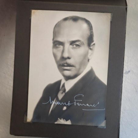 Album di 19 foto autografe di vari attori e attrici, anni '30-'40. Ingiallimenti