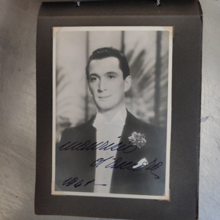 Album di 19 foto autografe di vari attori e attrici, anni '30-'40. Ingiallimenti