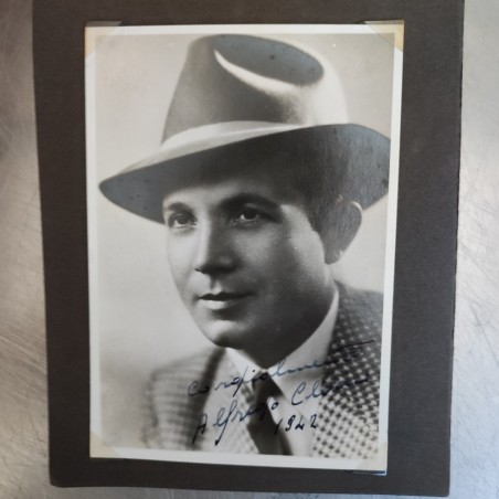 Album di 19 foto autografe di vari attori e attrici, anni '30-'40. Ingiallimenti