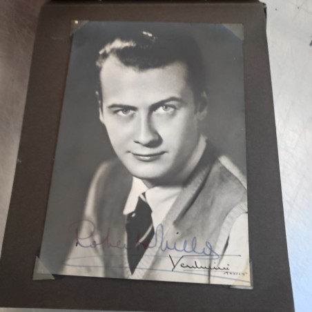 Album di 19 foto autografe di vari attori e attrici, anni '30-'40. Ingiallimenti