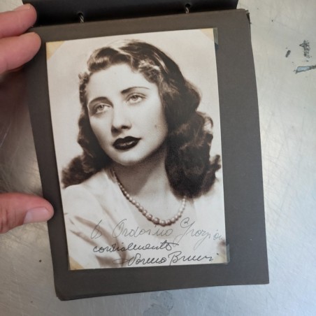 Album di 19 foto autografe di vari attori e attrici, anni '30-'40. Ingiallimenti