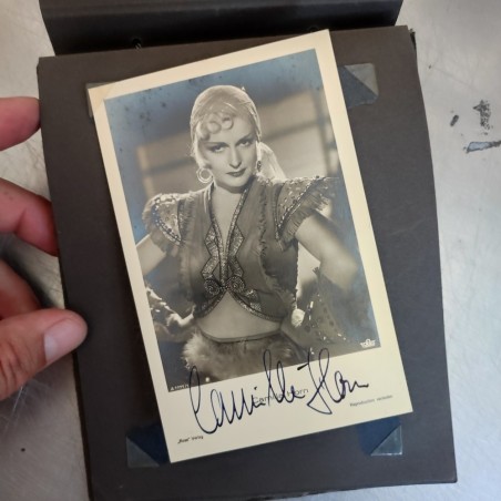 Album di 19 foto autografe di vari attori e attrici, anni '30-'40. Ingiallimenti