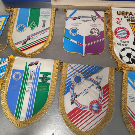 Lotto di 33 gagliardetti calcio: Napoli Bayern UEFA e squadre europee