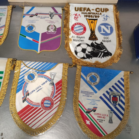Lotto di 33 gagliardetti calcio: Napoli Bayern UEFA e squadre europee