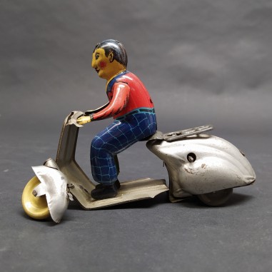Motocicletta Vespa giocattolo antico in latta a carica. Ruota anteriore staccata