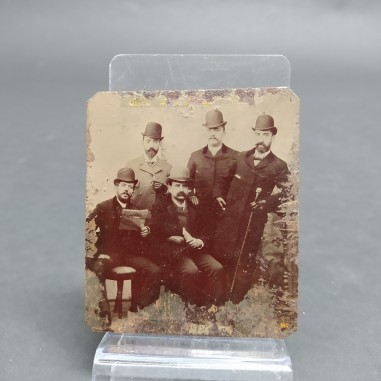 Ferrotipo 8x7 cm che ritrae un gruppo di uomini, anni '800. Segni di ruggine