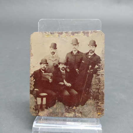 Ferrotipo 8x7 cm che ritrae un gruppo di uomini, anni '800. Segni di ruggine