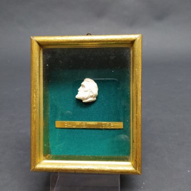Quadretto con testa scolpita di Giuseppe Verdi e targa Salvietti 1958. Buono