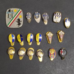 Lotto di 17 spillini di squadre di calcio e una medaglia con anello spezzato