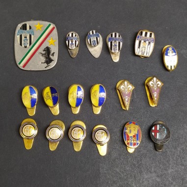 Lotto di 17 spillini di squadre di calcio e una medaglia con anello spezzato