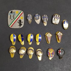 Lotto di 17 spillini di squadre di calcio e una medaglia con anello spezzato 2