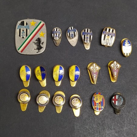 Lotto di 17 spillini di squadre di calcio e una medaglia con anello spezzato