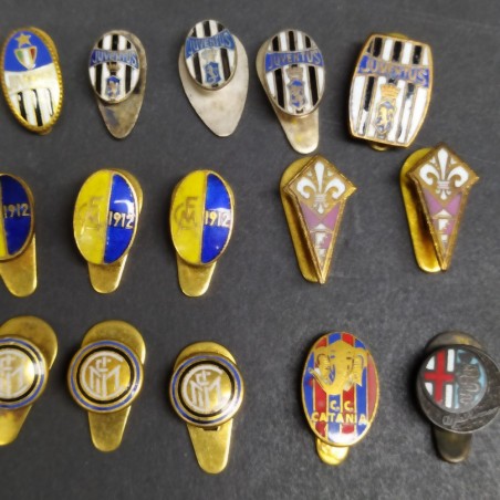 Lotto di 17 spillini di squadre di calcio e una medaglia con anello spezzato
