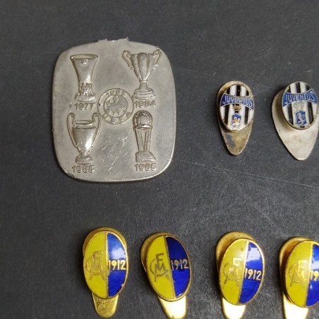 Lotto di 17 spillini di squadre di calcio e una medaglia con anello spezzato