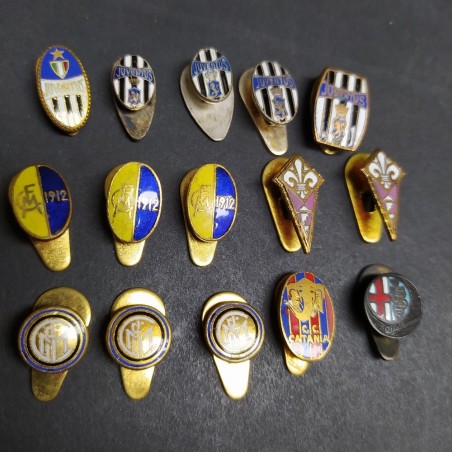 Lotto di 17 spillini di squadre di calcio e una medaglia con anello spezzato