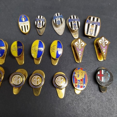 Lotto di 17 spillini di squadre di calcio e una medaglia con anello spezzato