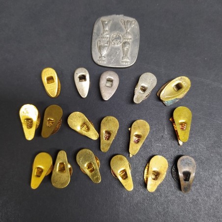 Lotto di 17 spillini di squadre di calcio e una medaglia con anello spezzato
