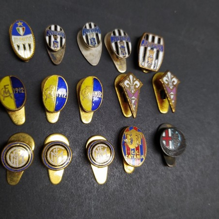Lotto di 17 spillini di squadre di calcio e una medaglia con anello spezzato