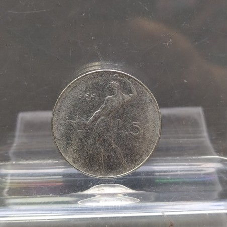 Moneta da 50 Lire della Repubblica italiana datata 966 leggermente logora
