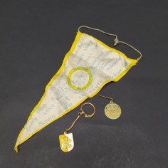 Lotto comprendentente bandierina, medaglia, portachiavi pellegrinaggio 1952