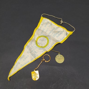 Lotto comprendentente bandierina, medaglia, portachiavi pellegrinaggio 1952