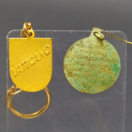 Lotto comprendentente bandierina, medaglia, portachiavi pellegrinaggio 1952