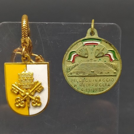 Lotto comprendentente bandierina, medaglia, portachiavi pellegrinaggio 1952