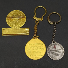 Lotto di 2 portachiavi e 1 spilla che celebrano convegni medici anni '40-'50 2
