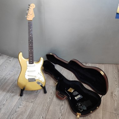 Chitarra Fender Stratocaster Vintera Series Gold con custodia