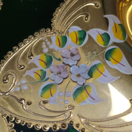 Piatto in vetro con decorazioni floreali dorate. Colore dorato sbiadito in punti