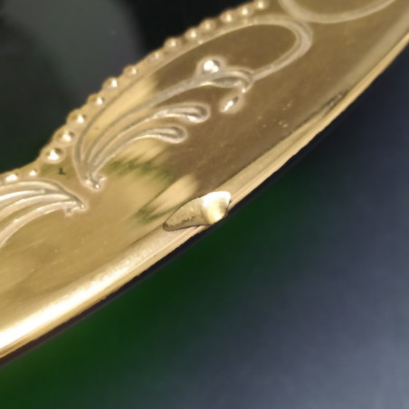Piatto in vetro con decorazioni floreali dorate. Colore dorato sbiadito in punti