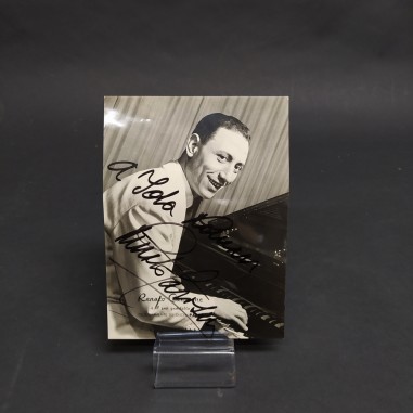 Fotografia autografa di Renato Carosone con dedica. Piegha trasversale