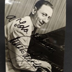 Fotografia autografa di Renato Carosone con dedica. Piegha trasversale 2