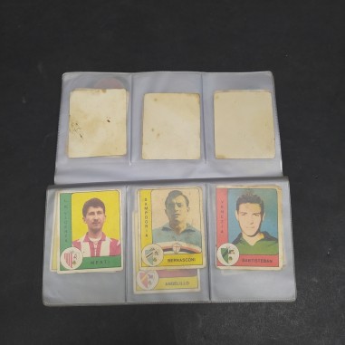 Lotto di 94 figurine di calciatori storiche in metallo e carta. Segni del tempo