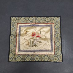 Centrotavola in tessuto ricamato e trapuntato con dimensioni 29x26 cm. Buono