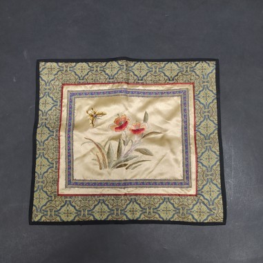 Centrotavola in tessuto ricamato e trapuntato con dimensioni 29x26 cm. Buono