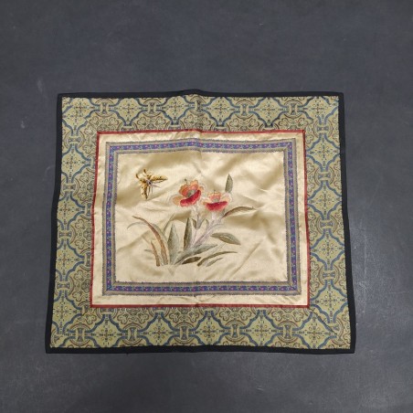 Centrotavola in tessuto ricamato e trapuntato con dimensioni 29x26 cm. Buono