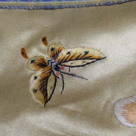 Centrotavola in tessuto ricamato e trapuntato con dimensioni 29x26 cm. Buono