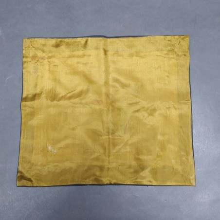 Centrotavola in tessuto ricamato e trapuntato con dimensioni 29x26 cm. Buono