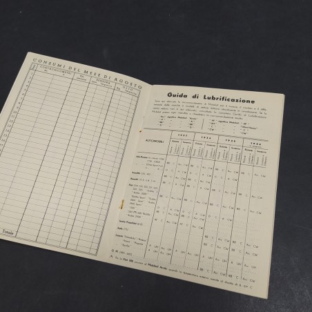 Ruolino di marcia per l'uso e la manutenzione dell'auto datato 1937. Spellato