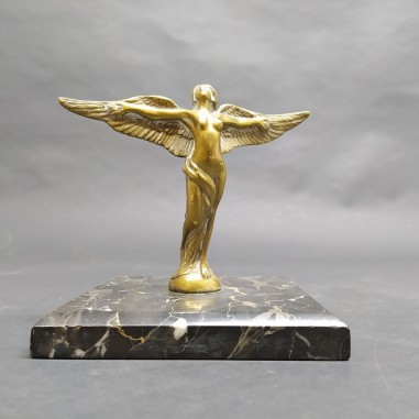 Scultura di donna alata in ottone con basamento in marmo alta 15 cm