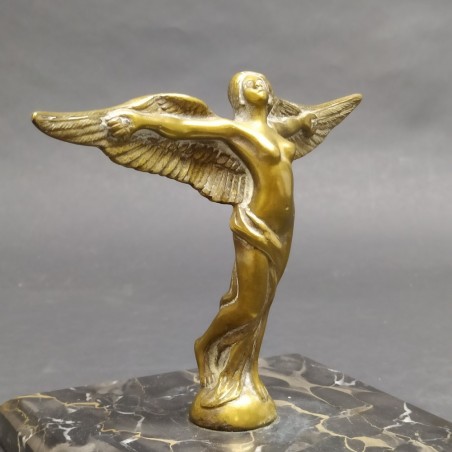 Scultura di donna alata Vittoria in ottone con base in marmo h. 15 cm
