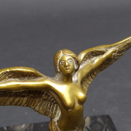 Scultura di donna alata Vittoria in ottone con base in marmo h. 15 cm