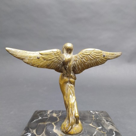 Scultura di donna alata Vittoria in ottone con base in marmo h. 15 cm