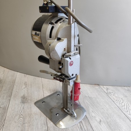 Taglierina verticale per tessuti marca KM modello L-728 usata